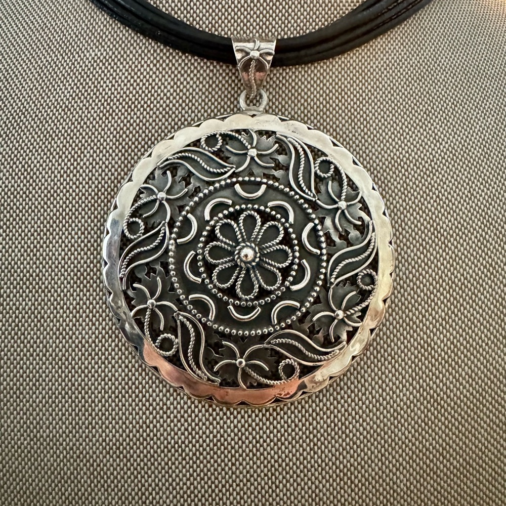 Elegant India Silver Pendant